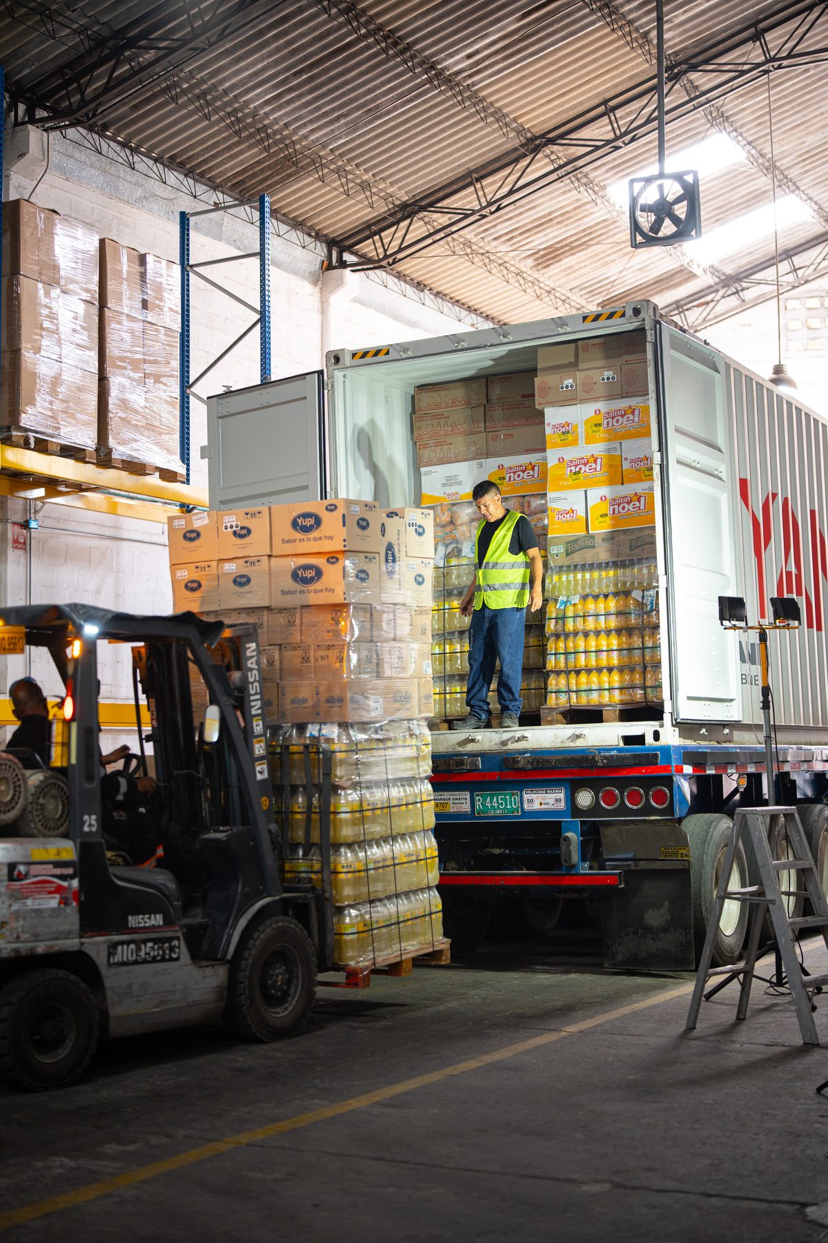 Productos colombianos listos para cargar en contenedor de exportación