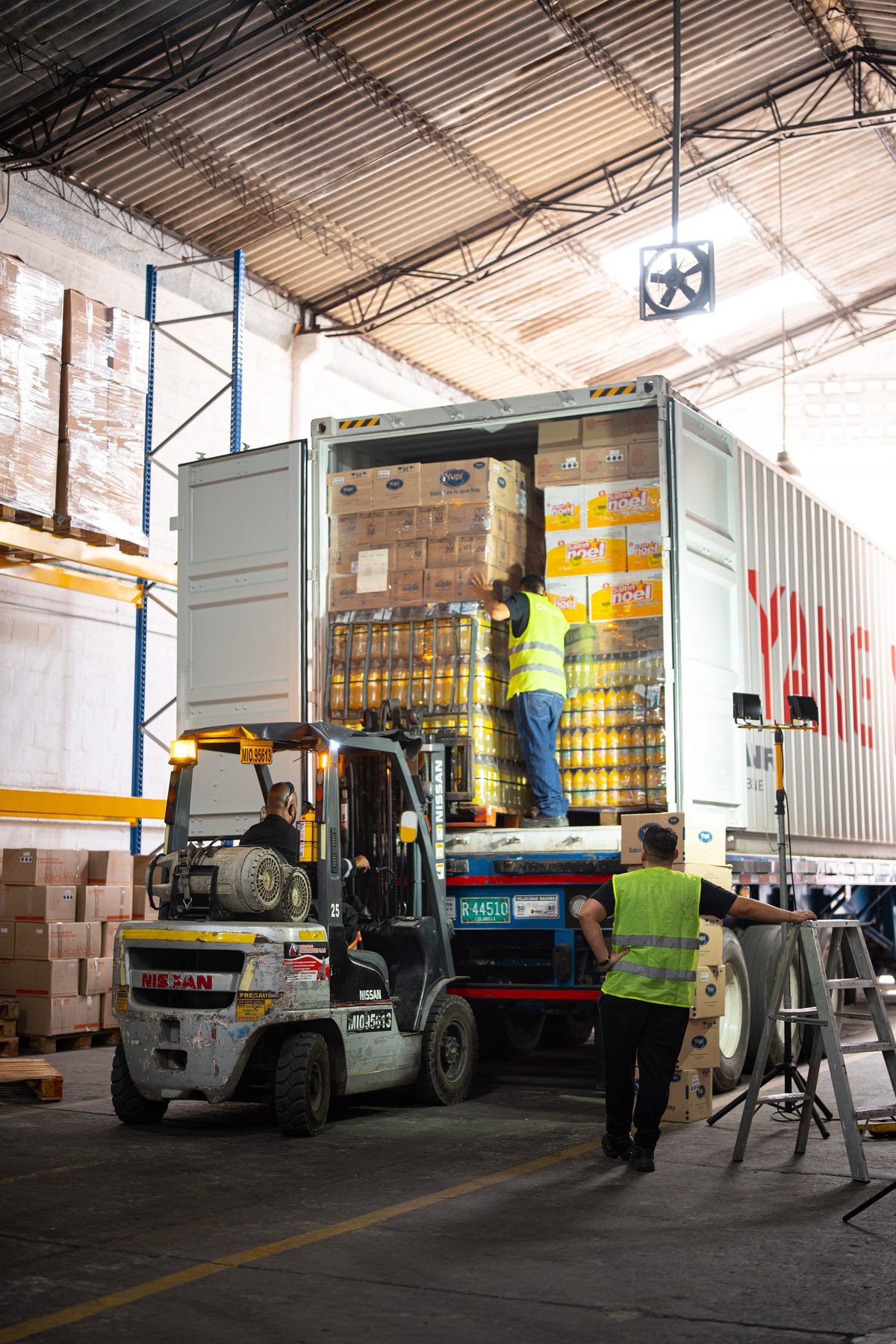 Cargue de contenedor de exportación con montacargas